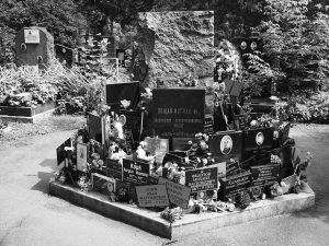 Massgrav för den sovjetiska repressionens offer på Nya Donskoj-kyrkogården i Moskva. ”Aska som ingen efterfrågat” står det på en liten sten vid graven. Fotografi: Sergej Lebedev.